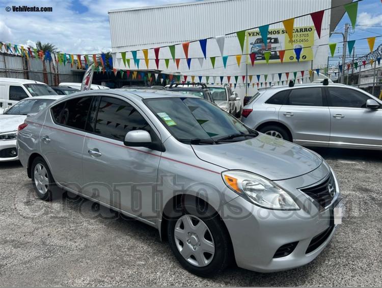 Nissan VERSA SV 2014
