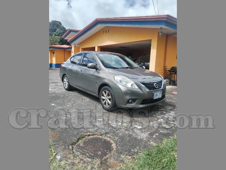 Nissan VERSA 2013