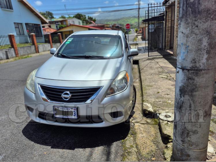 Nissan VERSA 2013
